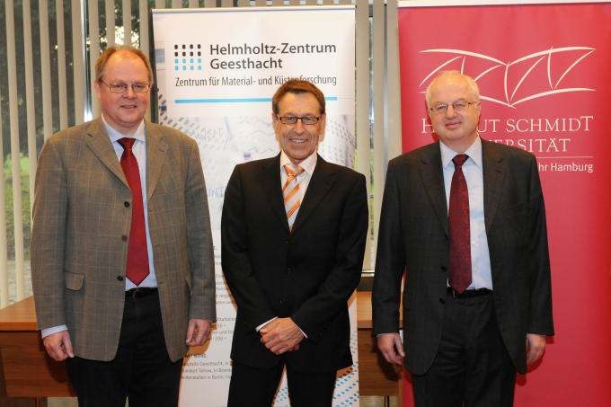 The Helmholtz directors Michael Ganß and Wolfgang Kaysser with the president of the HSU Wilfried Seidel
