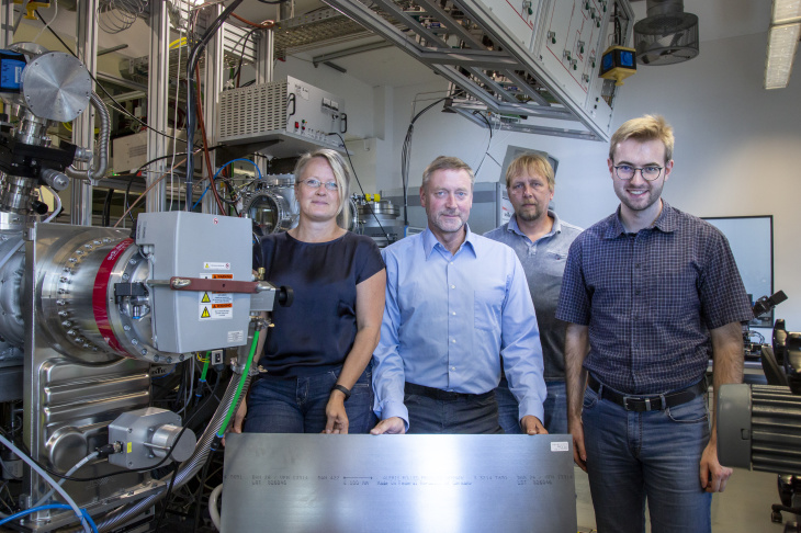 Dr. Angela Kruth, Prof. Klaus-Dieter Weltmann, Uwe Lindemann and Dr. Marcel Wetegrove with steel material