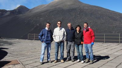 Prof. Dr. Ralf Ebinghaus in a group of international scientists in front of the vulcano Mount Etna